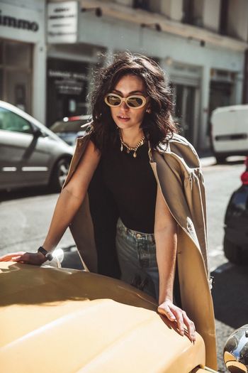 Young woman wearing sunglasses in city