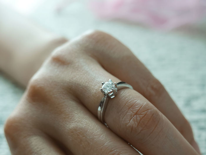 Cropped hand of woman wearing wedding ring