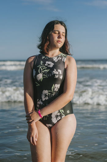 BEAUTIFUL WOMAN STANDING AT BEACH