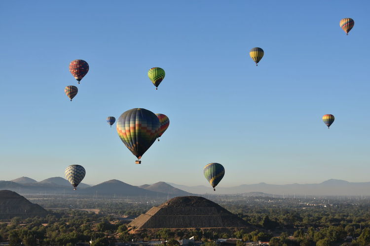 Hot air balloons over teotihuacán 