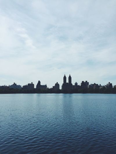 Manhattan skyline seen from jacqueline kennedy onassis reservoir in central park