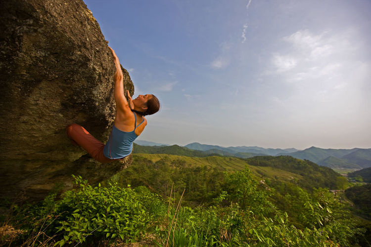 Female climber bouldering at seroksan national park in sout bouldering