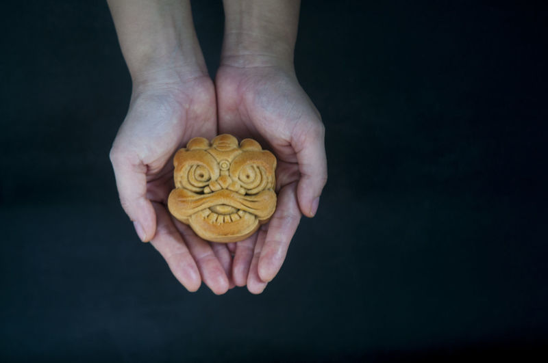 Moon cake for mid autumn festival in hand