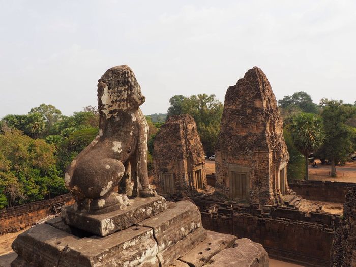 Statue of temple against sky
