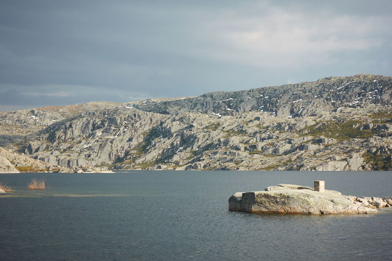 Landscape in lake lagoa comprida lagoon in serra da estrela, portugal