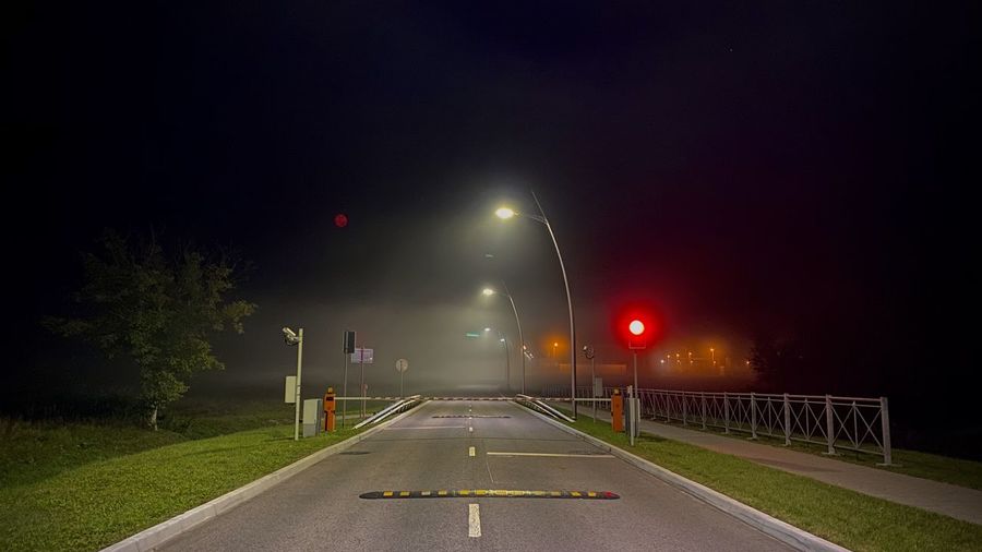 General view of a foggy road with illumination