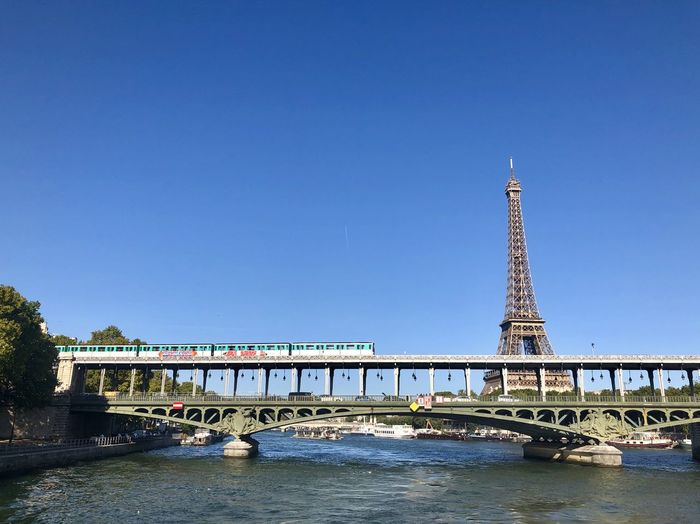 Bir-hakeim bridge over river seine and tour eiffel in paris