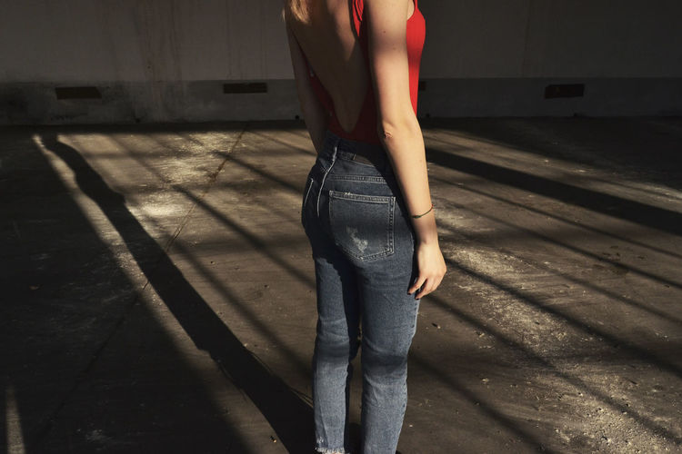 Woman with blue jeans and red sleeveless top