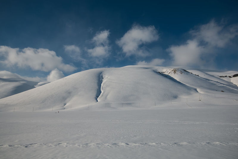 Winter in the pian grande near castelluccio di norcia, umbria, italy
