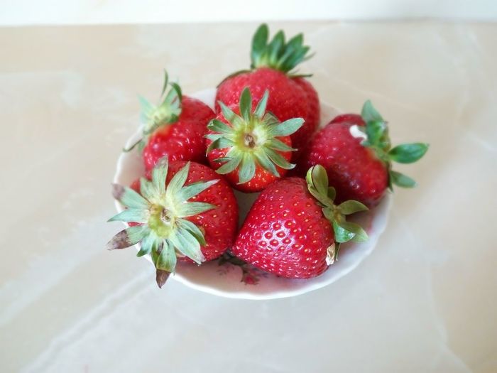 Strawberries in plate on table