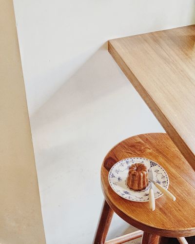 HIGH ANGLE VIEW OF COFFEE CUP ON WOODEN TABLE