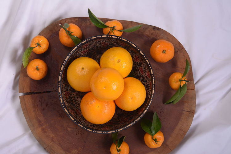 Sunkist citrus fruit contains fiber, iron, vitamin c, calories, carbonhydrate, calcium and thiamin.