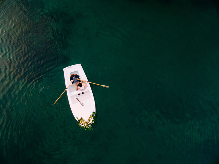 HIGH ANGLE VIEW OF BOAT ON SEA