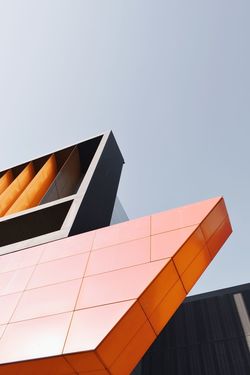 LOW ANGLE VIEW OF MODERN BUILDING AGAINST SKY