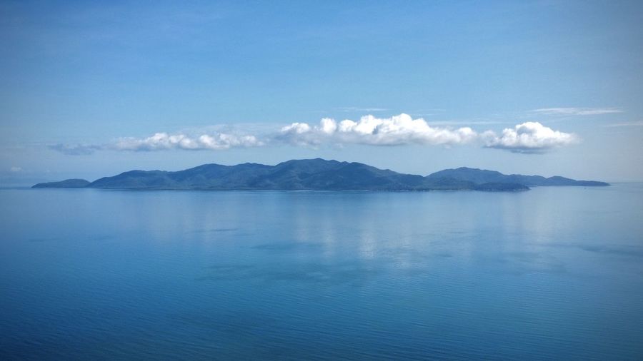 Scenic view of sea against sky with magnetic island 