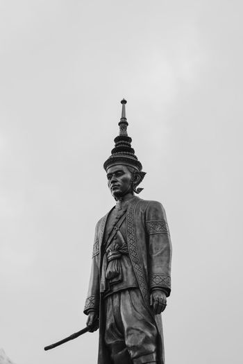 statue