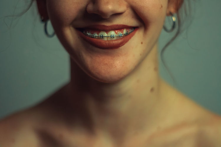 CLOSE-UP PORTRAIT OF SMILING WOMAN