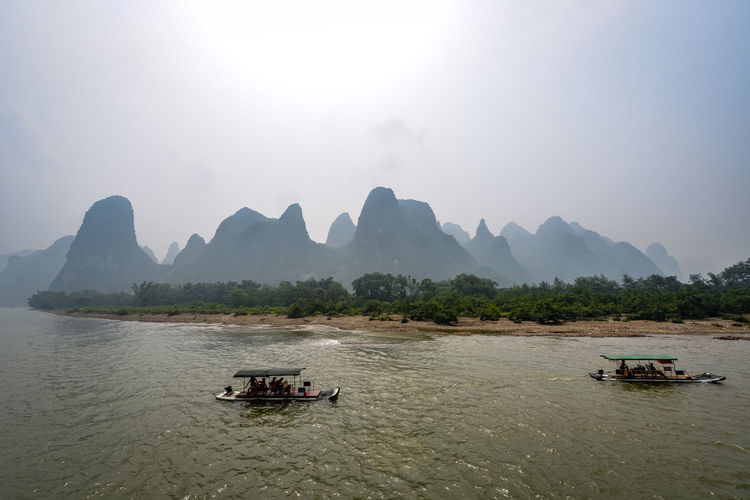 Li river cruise between guilin and yangshuo 