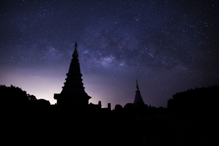 SILHOUETTE TEMPLE AGAINST SKY AT NIGHT