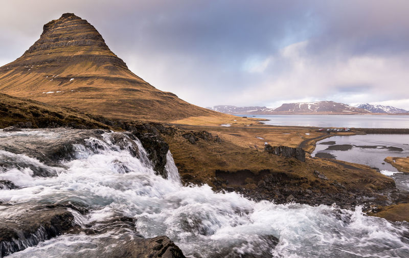 The kirkjufell mountain and the kirkjufellfoss waterfall at snæfellsnes peninsula in iceland