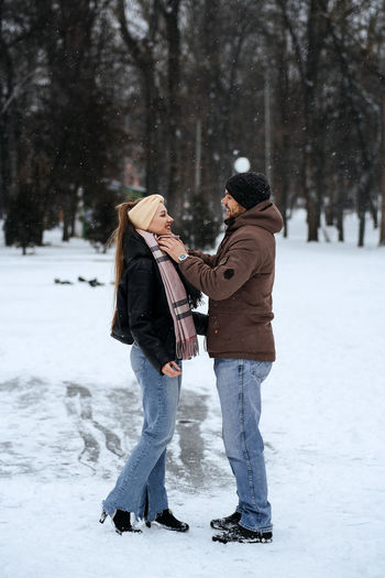 Winter couple activities. winter date ideas to cozy up. cold season dates for couples. young couple
