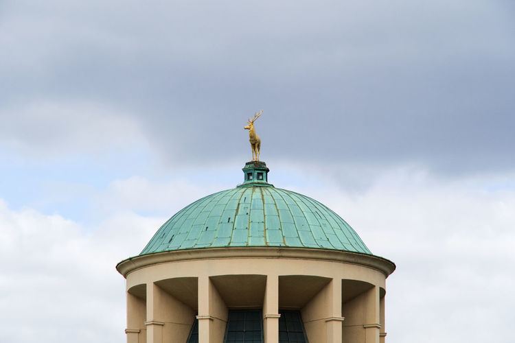 Gold deer/stag-stature on top of building/kunstgebäude in stuttgart, germany