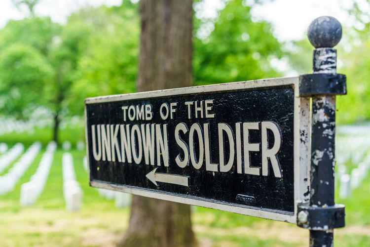 Directional sign showing tomb of unknown soldier
