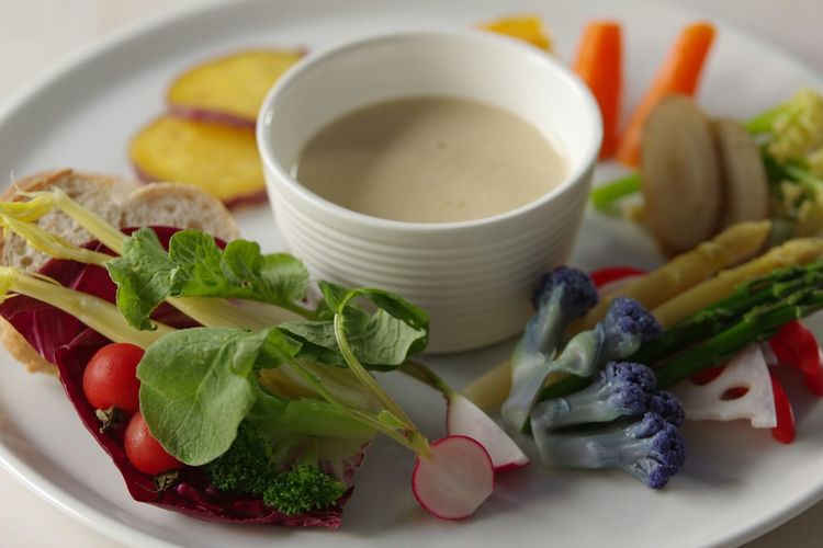 Fresh vegetables served with bagna cauda on plate