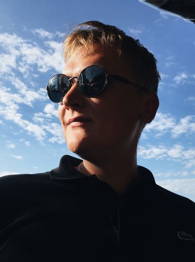 Portrait of man wearing sunglasses against sky
