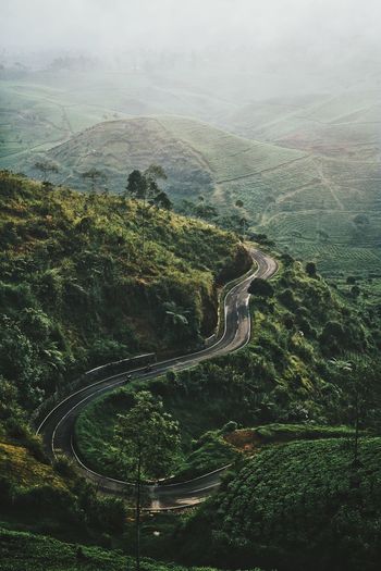HIGH ANGLE VIEW OF ROAD ON MOUNTAIN