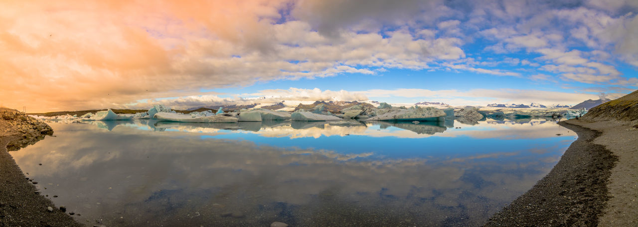 Photo of a broken off glacier part in the glacial lagoon of jökulsárlón, in the south of iceland 