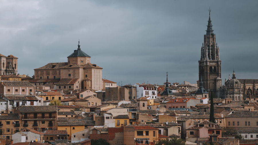 Panoramic view of the historic center of toledo. view of the cathedral, alcázar and city quarters.