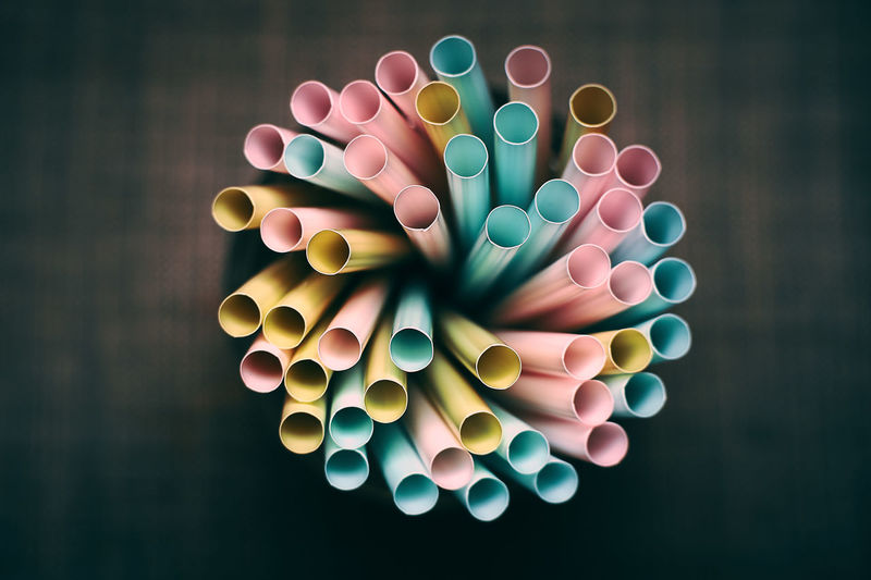 CLOSE-UP VIEW OF MULTI COLORED PENCILS