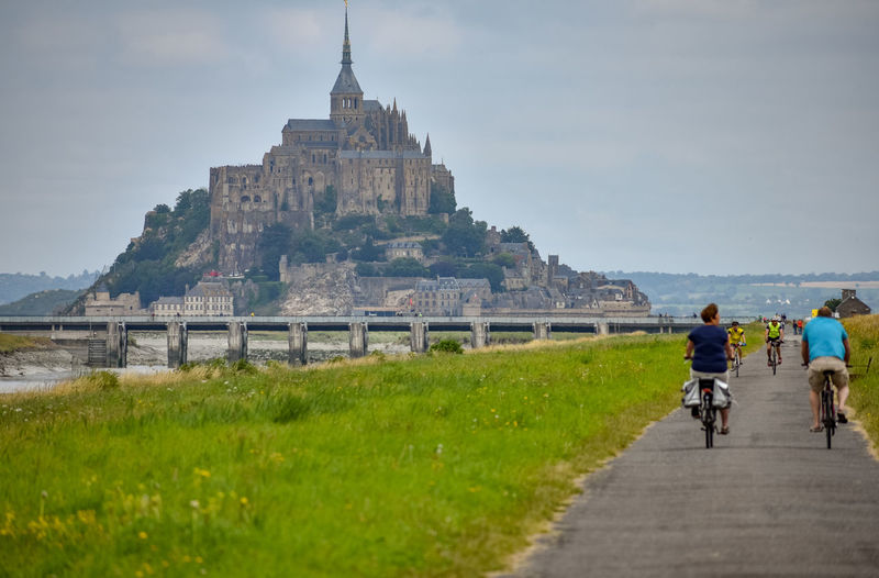  cyclists go on a summer day to mont saint-michel
