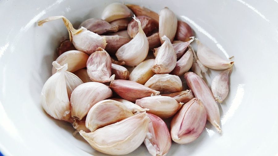 Close-up of garlic cloves in bowl