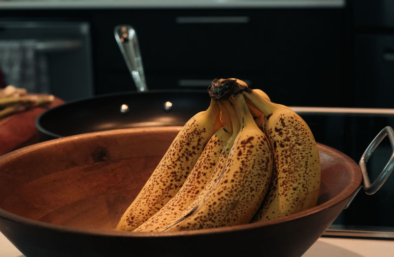 Close-up of bananas in bowl 