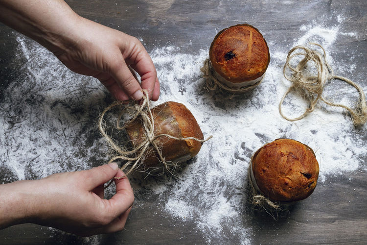 Person decorating panettone with twine