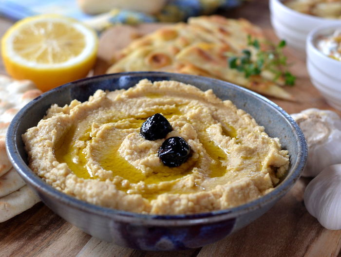 Hclose-up of hummus in bowl on table