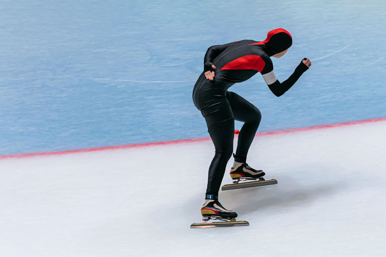 Female skater run speed skating competition
