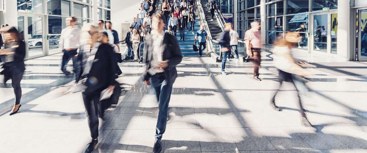 непринужденный вид. красивые улицы с людьми. тень на дороге. Man alone in dark sittin. Always walk on streets.