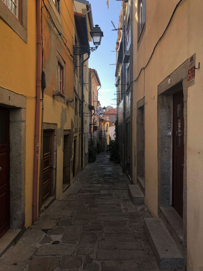 Narrow street between buildings