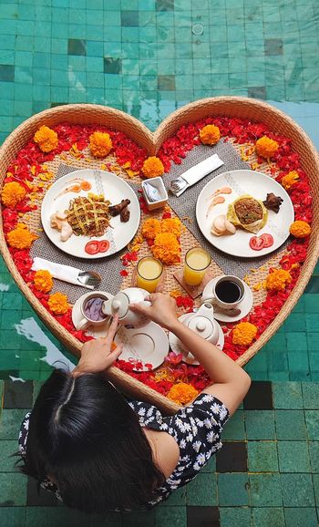 Floating breakfast with flower decor