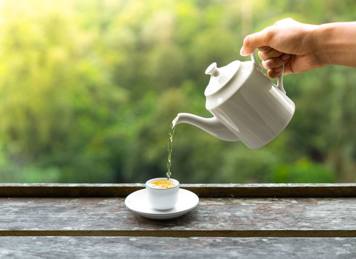 Person hand holding tea cup