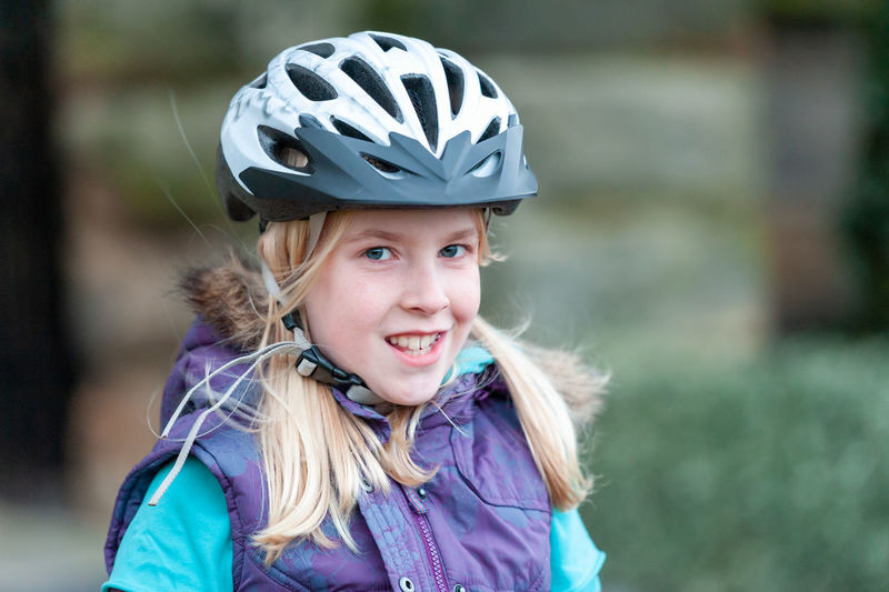 Portrait of a smiling young woman outdoors