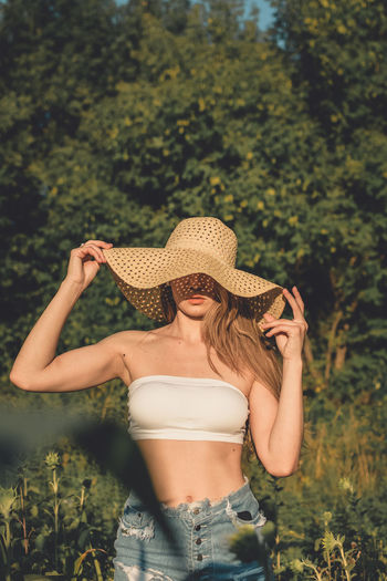 Sun protection, sunscreen , uv protection, time outside and stay sun-safe. young woman 