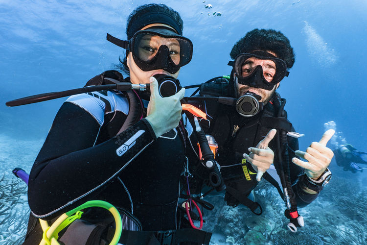 Dive buddies on the greta barrier reef in australia