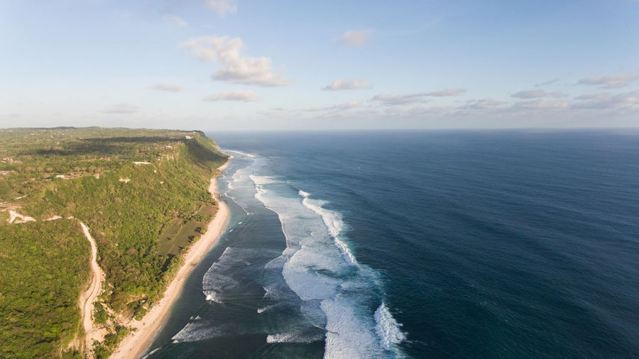 Large waves of turquoise water crushing on a beach melasti, bali,indonesia. travel concept.
