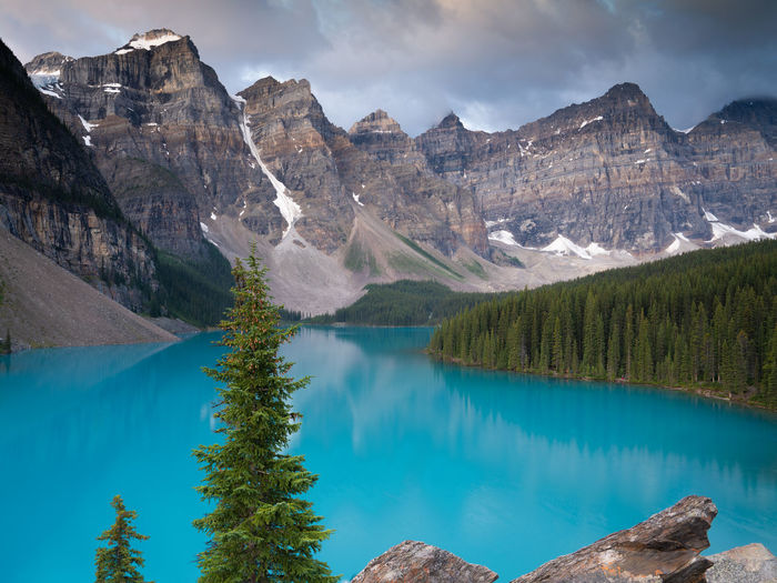Panoramic view of lake and mountains against sky