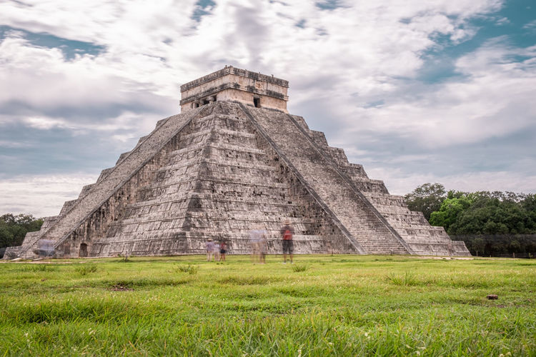 Temple of kukulcan at chitchen itza against cloudy sky