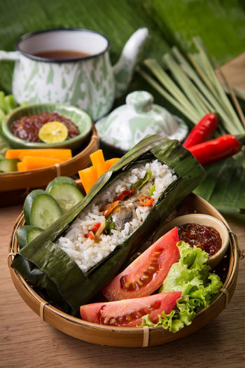 Nasi bakar in container on table